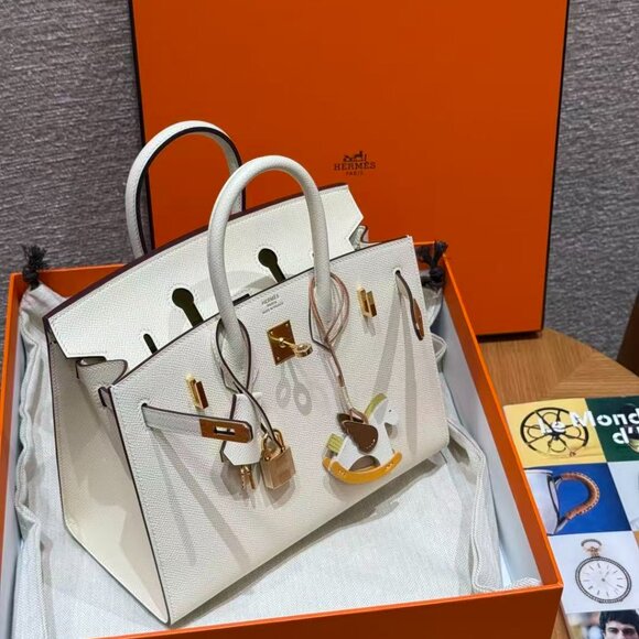 Classic Hermes Bag: A Stylish and Versatile Choice for Elegance - Picture 3 of 6